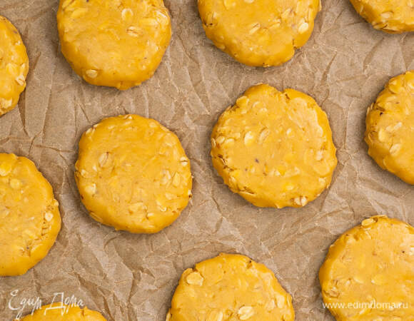 Выпекайте овсяное печенье 15–20 минут.