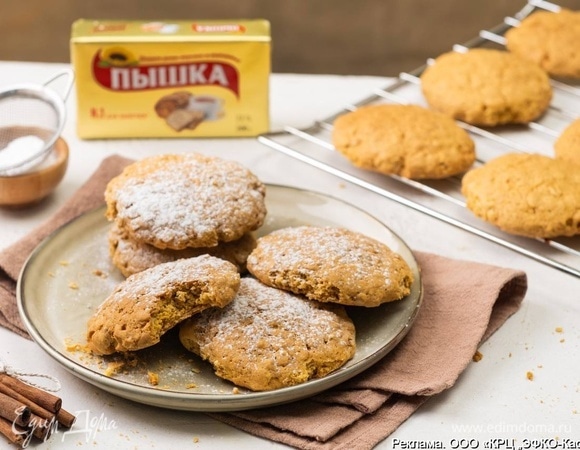 Посыпьте готовое печенье сахарной пудрой.