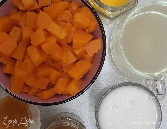 Желатин залить холодной водой, пока готовится тыква, затем поставить в микроволновку на 40-50 секунд, чтобы желатин разошелся. Тыкву нарезать кубиками среднего размера, отварить 15-20 минут до готовности (можно запечь в духовке, тогда около часа займет). Отвесить все ингредиенты, смешать в одном стакане. Вместо цедры апельсина можно использовать апельсиновый сахар. Пряности (корица, кардамон, мускатный орех, гвоздика, бадьян), я покупаю готовую смесь для пряников.