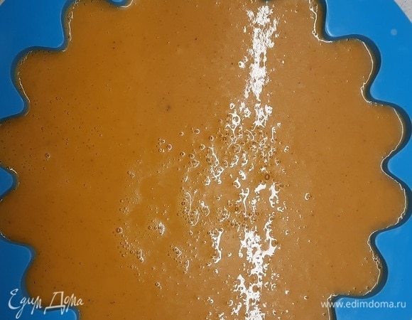 Залить все в силиконовую форму, у меня в виде цветочка. Поставить для стабилизации в холодильник минимум на 4 часа, лучше на ночь.