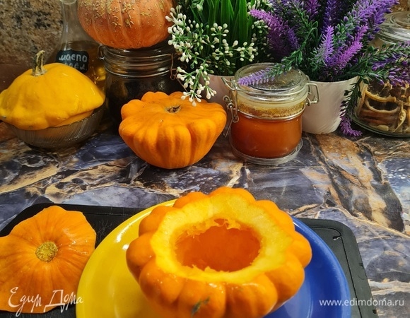 У патиссона отрезаем крышку, убираем семечки. Патиссон на 5-10 минут ставим в духовку или микроволновку.