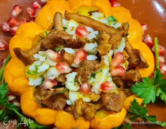 Наполняем патиссон гарниром, украшаем грибами, поливаем маслом, ставим разогреться, если успело остыть.