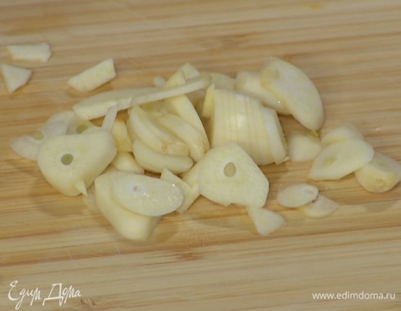 Чеснок почистить и нарезать пластинками.