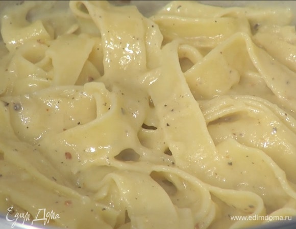 Макароны отваривать в кипящей подсоленной воде 4–5 минут, затем переложить в кастрюлю с луковым соусом, влить 100–150 мл воды, в которой они варились, все перемешать и продолжать прогревать.