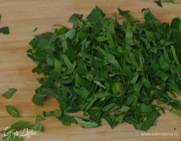 Петрушку мелко порубить (пару листиков оставить).