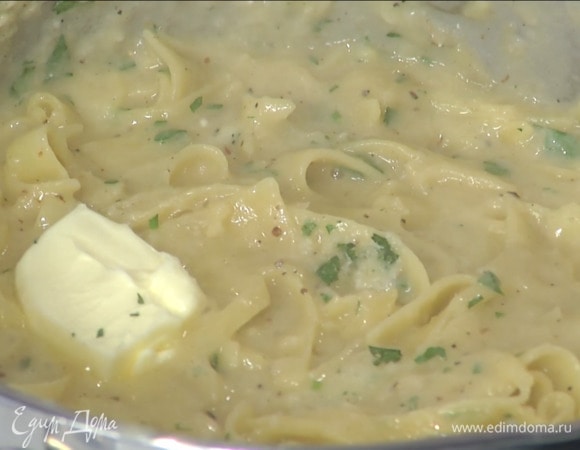 В пасту добавить половину пармезана, петрушку, оставшееся сливочное масло, все перемешать и выложить в глубокое блюдо, посыпать оставшимся пармезаном и украсить листьями петрушки.