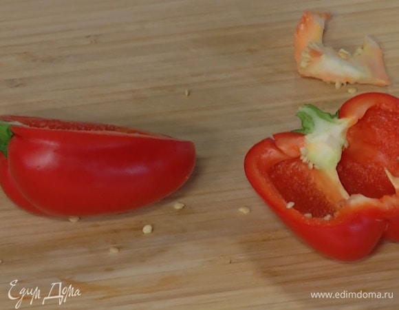 Сладкий перец разрезать вдоль вместе с хвостиками и, удалив семена, уложить срезами вверх в стеклянную жаропрочную форму.