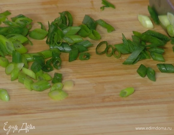 Зеленый лук тонко порезать наискосок.