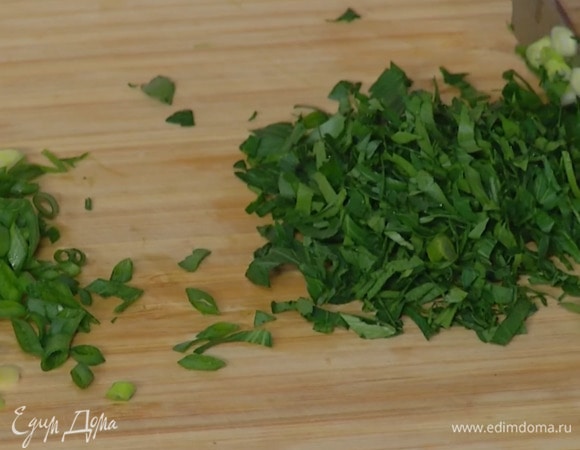 Петрушку мелко порубить.