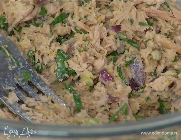 Тунца размять вилкой в глубокой миске, добавить обжаренный лук с чесноком, измельченную зелень, цедру лимона и 1 ст. ложку сухарей, влить молоко, всыпать соль, черный перец и чили, все перемешать.