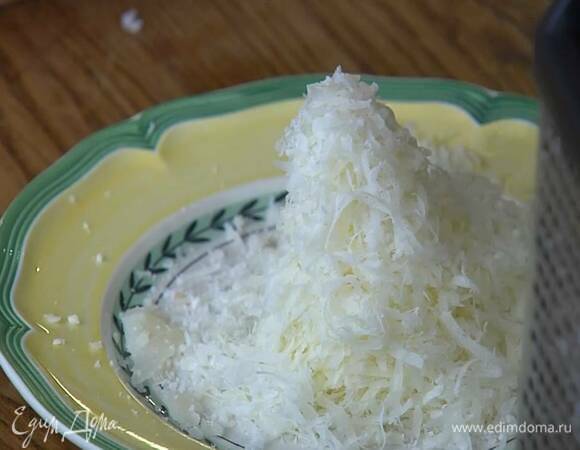 Приготовить посыпку: пармезан натереть на мелкой терке и перемешать с оставшимися сухарями.