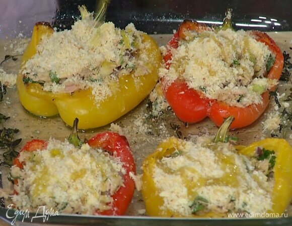 В запеченный перец выложить начинку, посыпать сверху пармезаном с сухарями, полить оставшимся оливковым маслом и запекать еще 7–10 минут.<br />
 