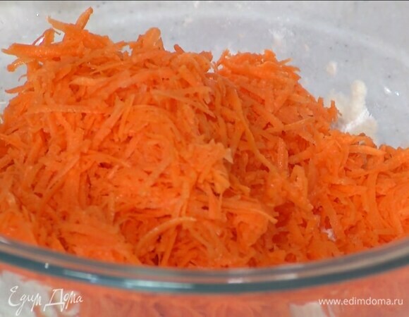Морковь почистить и натереть на средней терке.
