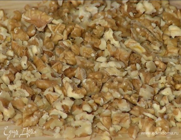 Грецкие орехи порубить ножом на крупные кусочки.