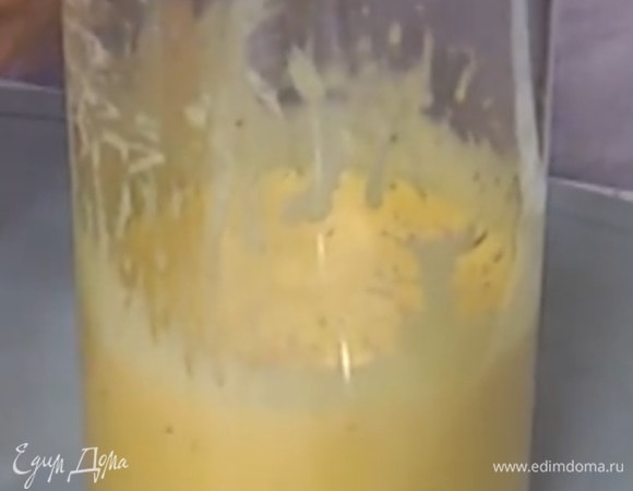 Белки отделить от желтков. Желтки с сахаром взбить блендером с насадкой-венчиком в светлую массу, затем, продолжая взбивать, тонкой струйкой влить растопленное масло с шафраном.