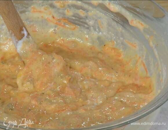 Муку перемешать с разрыхлителем и солью, добавить морковь, орехи, желтковую массу и часть взбитых белков, все перемешать, затем в два приема ввести оставшиеся белки и вымешать тесто.