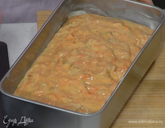 Форму для кекса смазать оставшимся сливочным маслом, выложить тесто и выпекать в разогретой духовке 35–40 минут, затем перевернуть на тарелку и остудить.