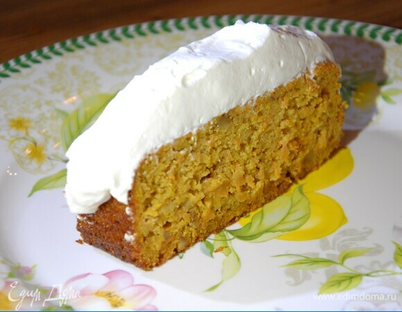 Сливки взбить блендером с насадкой-венчиком, перемешать с маскарпоне и покрыть сверху остывший кекс.