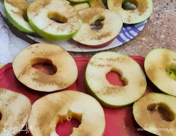 Яблоки помыть, удалить сердцевину, нарезать на кольца (не тонко), посыпать специями.