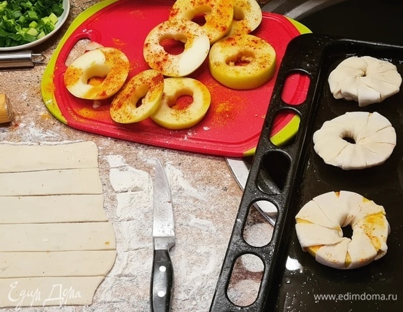 Тесто раскатать, нарезать на полоски.