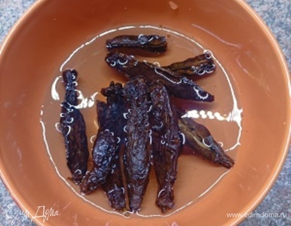 Томаты залить всей водой и оставить на 30 минут. Затем откинуть на сито над мерной кружкой и дать воде хорошо стечь. Томаты мелко порежьте. Объем воды после замачивания, при необходимости, доведите до первоночального количества.