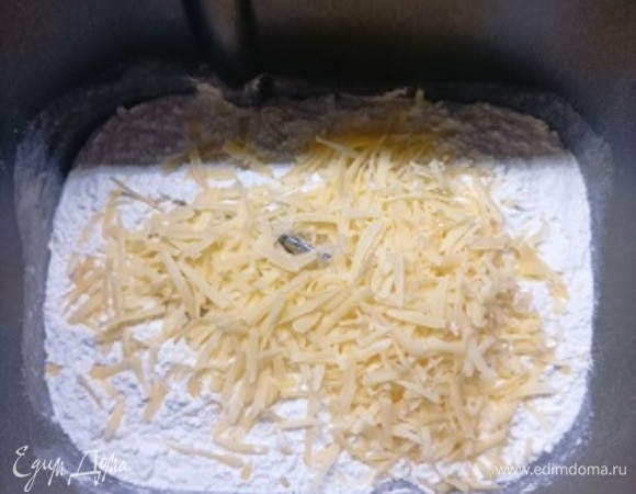 Поместите все ингредиенты, кроме томатов и дрожжей, в контейнер хлебопечи в том порядке, который указан в инструкции к вашей печи.