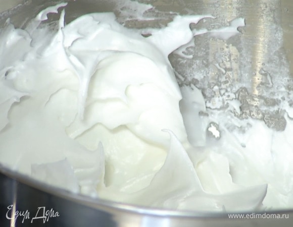 Белки со щепоткой соли взбить в комбайне с насадкой-венчиком в пышную массу, затем, продолжая взбивать, по 1 ч. ложке всыпать сахарную пудру и взбивать еще несколько минут, пока масса не станет плотной.