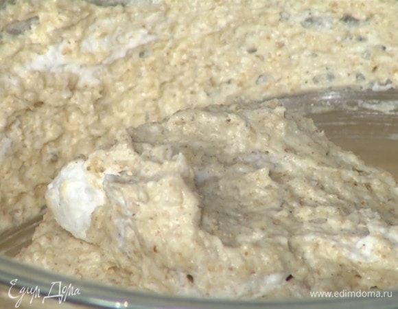 В ореховую смесь ввести часть взбитых белков и перемешать, затем добавить оставшиеся белки и вымешать.