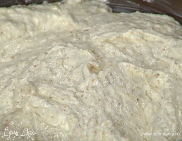 Дно разъемной формы выстелить бумагой для выпечки, смазать бумагу и края формы оставшимся сливочным маслом, выложить тесто и разровнять.