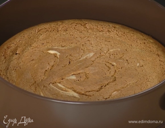 Выпекать корж в разогретой духовке 20–25 минут, затем вынуть из формы и остудить.