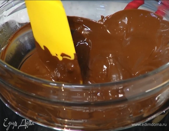 Шоколад растопить на водяной бане.