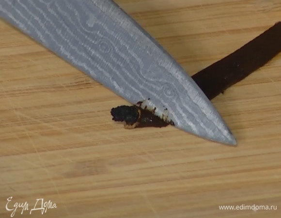 Из стручка ванили вынуть зерна, добавить в сливки и все взбить.