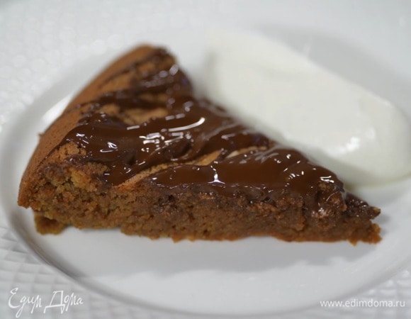 Остывший корж украсить растопленным шоколадом и подавать со взбитыми сливками.