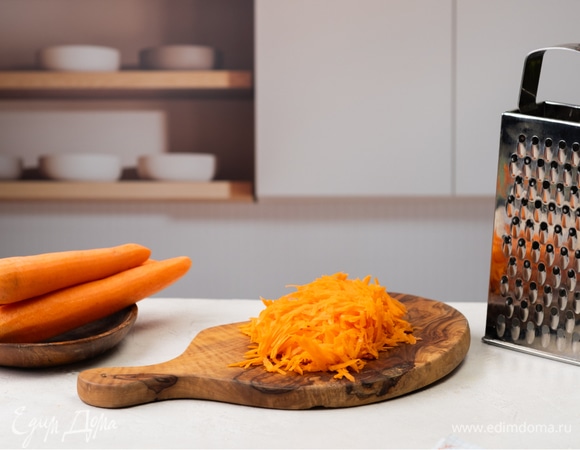 Вымойте и очистите морковь. Натрите на крупной терке.