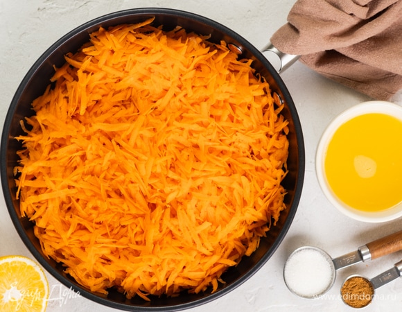 Влейте в сковороду растительное масло и растопите его на среднем огне. Всыпьте морковь и тушите ее 2–3 минуты, постоянно помешивая. Влейте апельсиновый сок, добавьте корицу, тщательно перемешайте. Тушите смесь еще 1–2 минуты. Попробуйте и добавьте сахар по вкусу.