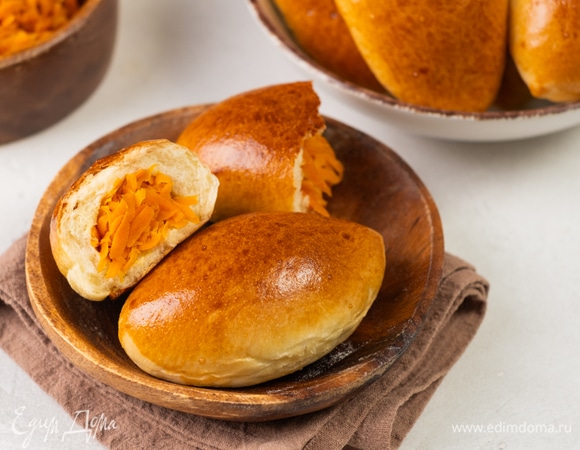 Разогрейте духовку до 200°C. Поставьте пирожки в духовку на 20–30 минут до появления румянца.