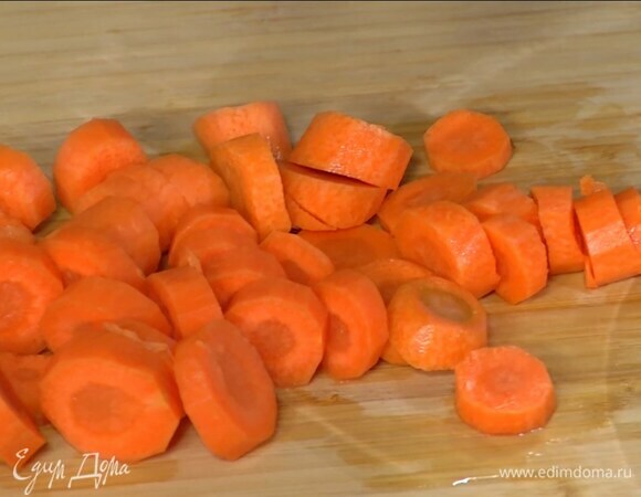 Морковь почистить и нарезать кружками толщиной около сантиметра.