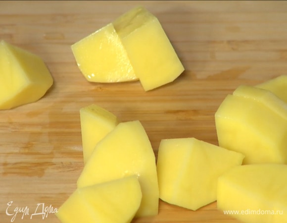 Картофель почистить и нарезать мелкими кубиками.