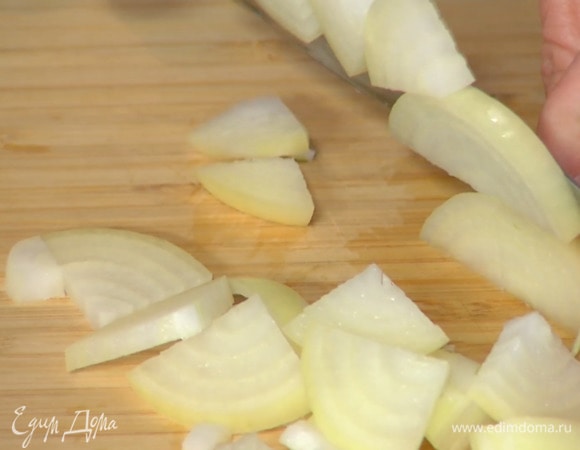 Лук почистить и крупно порезать.