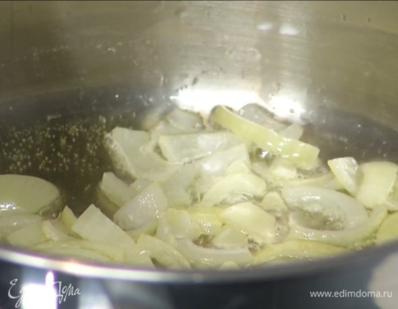 В кастрюле с тяжелым дном разогреть немного растительного масла и обжарить лук.