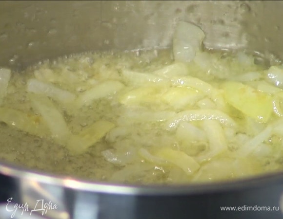 Корень имбиря почистить, натереть на мелкой терке, добавить в кастрюлю с луком и прогревать, пока лук не станет прозрачным.