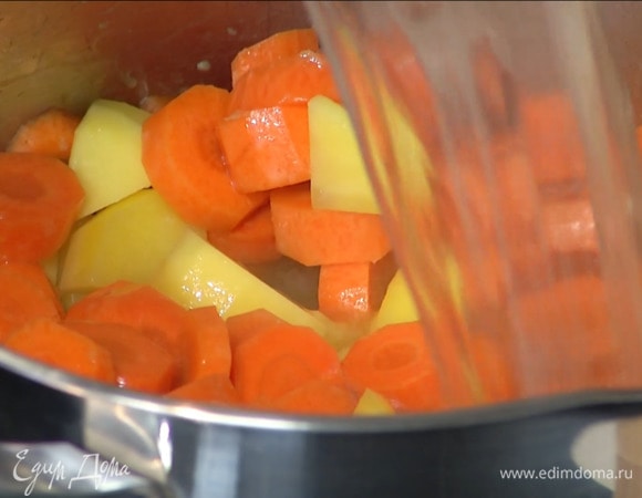 Выложить к луку морковь и картофель, залить все горячим бульоном так, чтобы овощи были покрыты, добавить бадьян и варить до готовности.