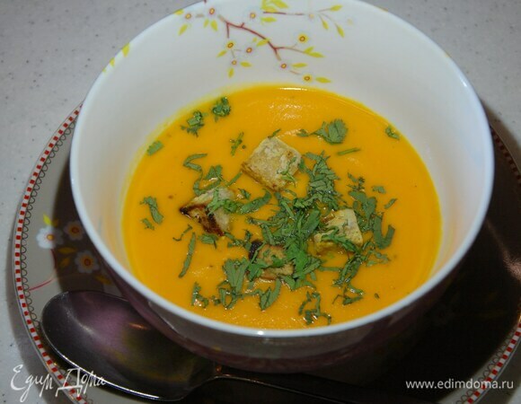 Суп, удалив бадьян, посолить и поперчить, затем измельчить блендером, разлить в тарелки и подавать с кубиками тофу и кинзой.