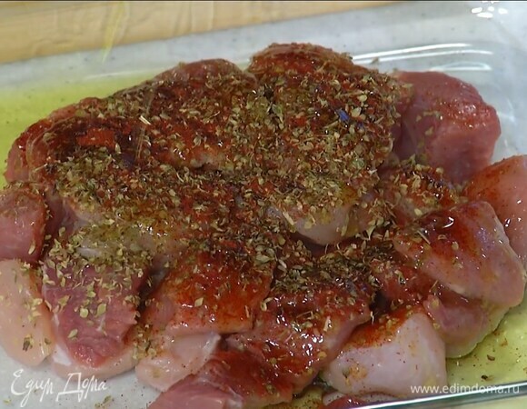 Филе индейки выложить в стеклянную форму, посыпать орегано, тимьяном и половиной паприки, полить оливковым маслом, слегка посолить и поперчить.