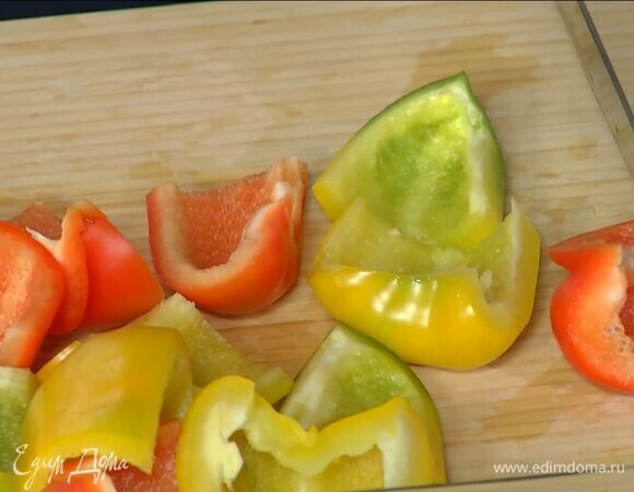 Сладкий перец, удалив плодоножки с семенами и перепонками, нарезать крупными кусочками.