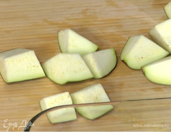 Баклажан нарезать крупными кубиками.