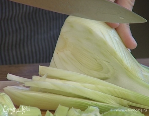 Фенхель нарезать пластинами.