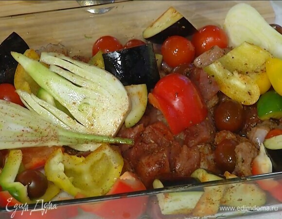 К мясу выложить нарезанные овощи и помидоры черри, полить все оливковым маслом и перемешать, затем посолить, поперчить и посыпать оставшейся паприкой.