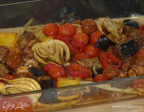 Запекать в разогретой духовке 30 минут, готовую индейку с овощами украсить веточками тимьяна.