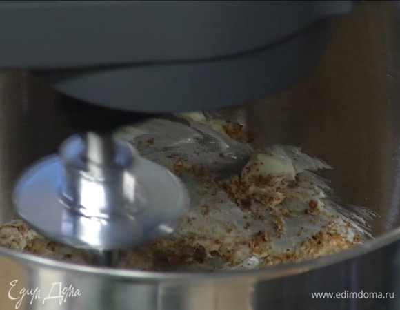 В чашу комбайна выложить предварительно размягченное сливочное масло и мусковадо, все вымешать.